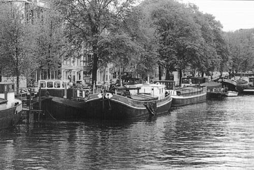 In Amsterdam als woonschepen afgemeerde 'historische casco's'