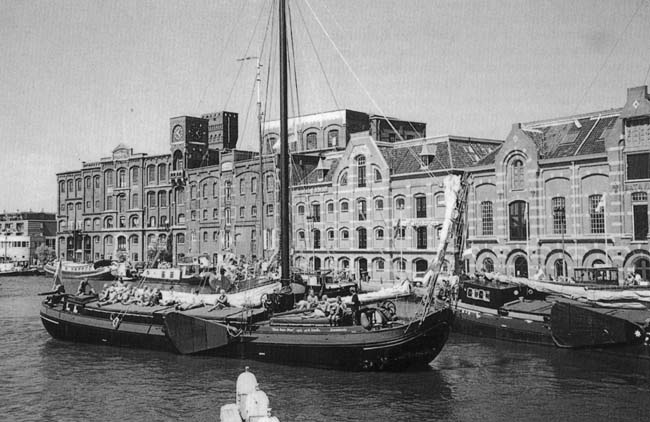 De in 1907 door de werf van Mittendorff in Dedemsvaart gebouwde geklonken stalen Hasselteraak 'Rien Sans Dieu'