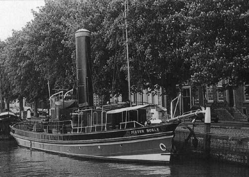 De in 1893 door Boele in Bolnes gebouwde sleepboot 'Pieter Boele'
