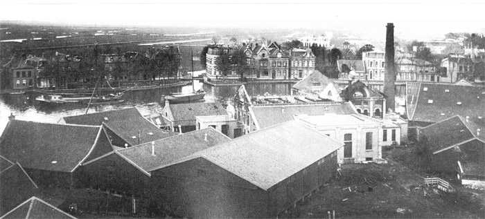 De verwoeste fabrieksgebouwen na de brand van okt 1904 