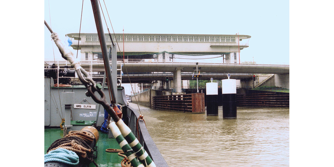 HMS Elfin in de Prinses Beatrixsluizen