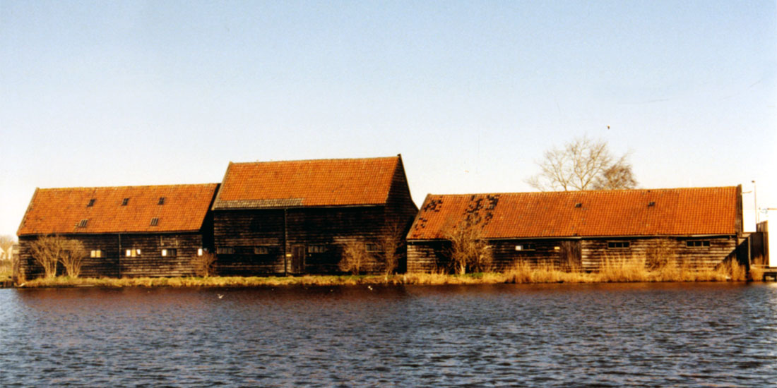 Pakhuizen Maas, Waal en Schepel aan de Veerdijk in Wormer