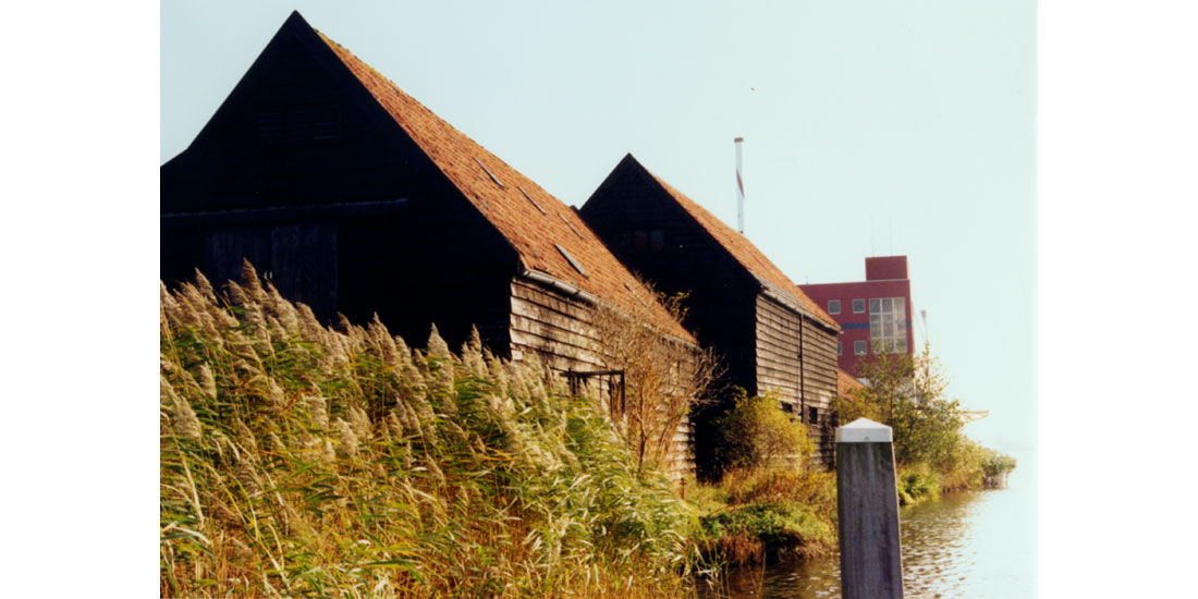 Pakhuizen Maas, Waal en Schepel aan de Veerdijk in Wormer