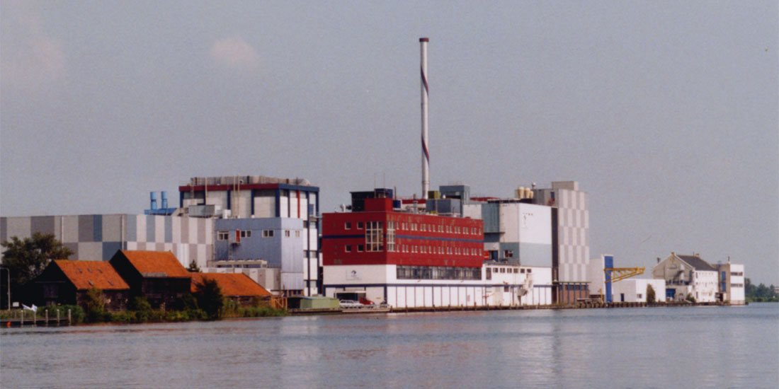 Pakhuizen Maas, Waal en Schepel aan de Veerdijk in Wormer