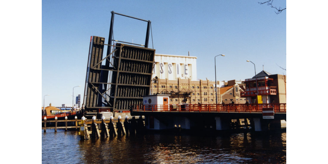 Gerstpellerij Mercurius v/h Gebr. Laan aan de Veerdijk in Wormer met op de voorgrond de Zaanbrug