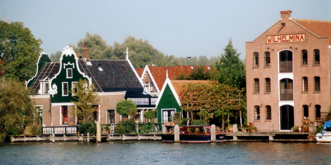 Pakhuis Wilhelmina aan de Oostzijde in Zaandam