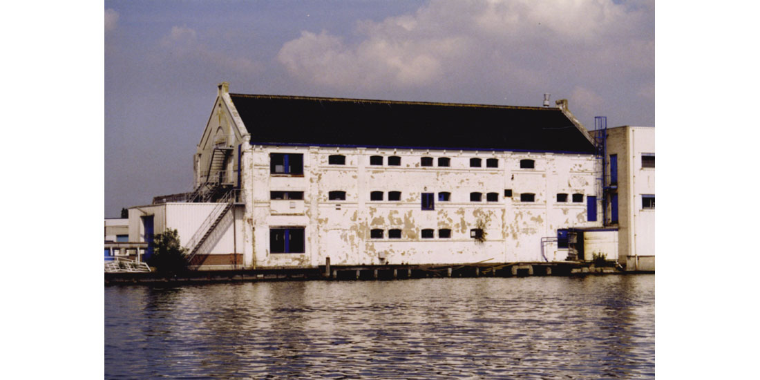 Pakhuis Wormerveer aan de Veerdijk in Wormer