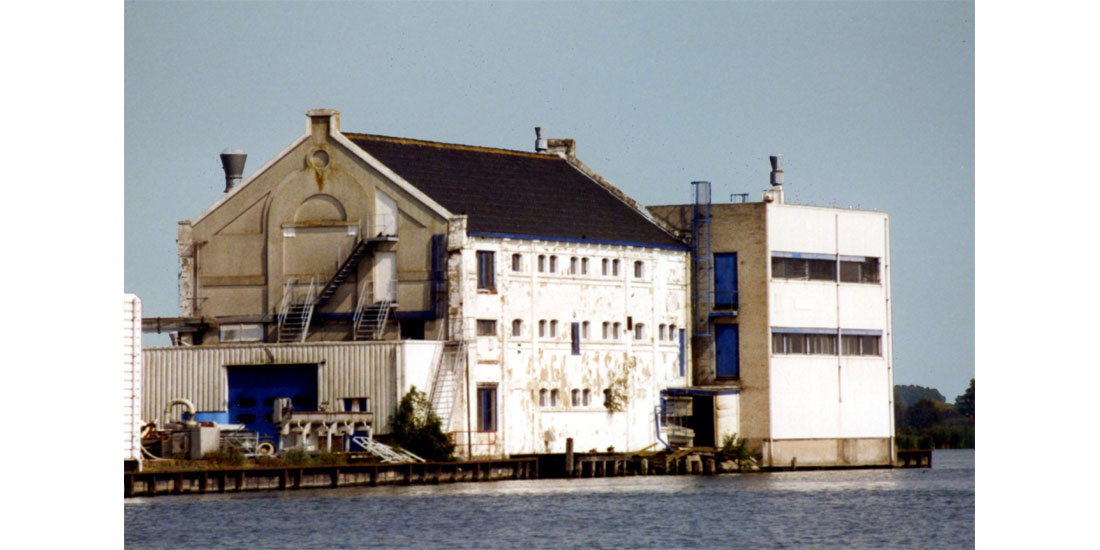 Pakhuis Wormerveer aan de Veerdijk in Wormer