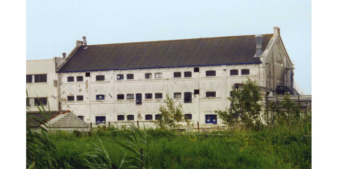 Pakhuis Wormerveer aan de Veerdijk in Wormer