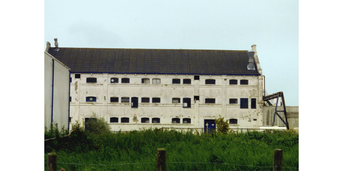 Pakhuis Wormerveer aan de Veerdijk in Wormer