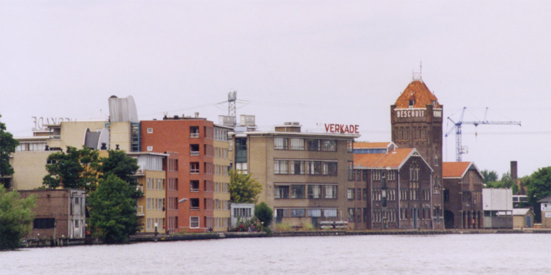 Verkade Koekfabriek aan de Westzijde in Zaandam